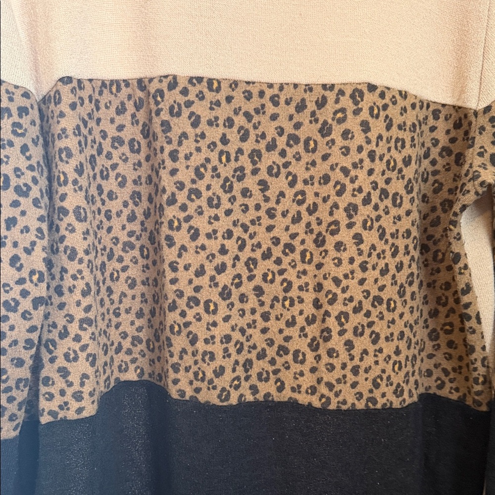 Leopard Print Colorblock Sweatshirt - Picture 3 of 4
